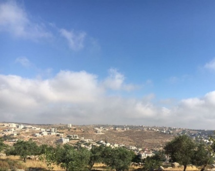 الطقس: جو غائم جزئيا