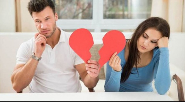 فيديو- رجل تركي يحتفل بطلاقه من زوجته بطريقة غريبة جدا