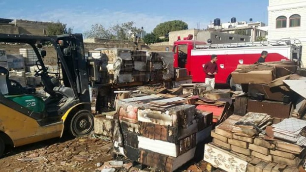 إخماد حريق داخل ساحة معده لتخزبن البلاط في بلدة ميثلون جنوب جنين