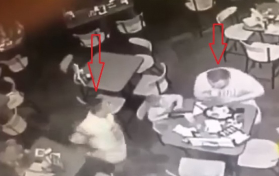 شاهد ماذا فعل رجل لآخر كاد يختنق في مطعم!