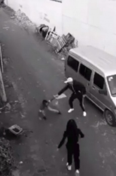 لصان حاولا سرقة طفل وبالصدفة شاهدتهم فتاة..لن تُصدقوا ماذا فعلت!