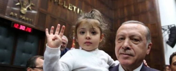 فيديو| هذا ما فعله 'أردوغان' مع طفلة قاطعت خطابه ونادته يا 'جدي'!