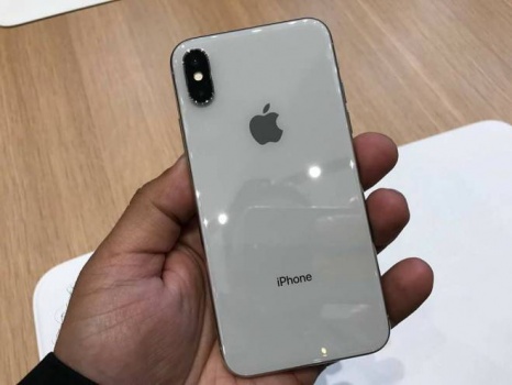 أول عيوب 'آيفون X'.. ما قصة الخط الأخضر؟