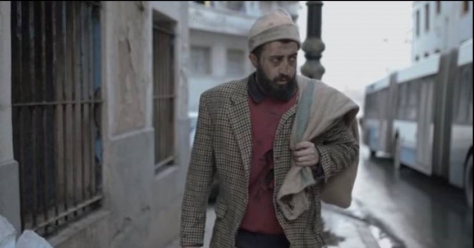 فيديو| مشرّد جزائري غاضب يشعل مواقع التواصل رغم وفاته!