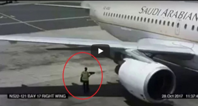 شاهد ماذا حصل لعامل وقف خلف محرك طائرة تستعد للإقلاع!!