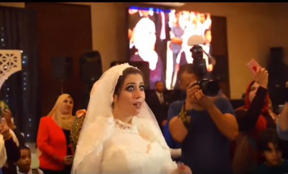 فيديو| عروس مصدومة بسبب ما فعلته شقيقتيها في زفافها!