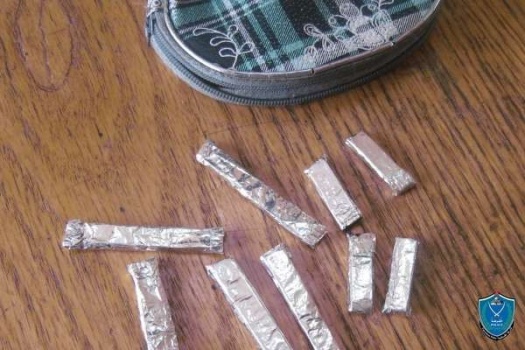 شرطة جنين تقبض على شخص بعد العثور على مواد مخدرة في منزله