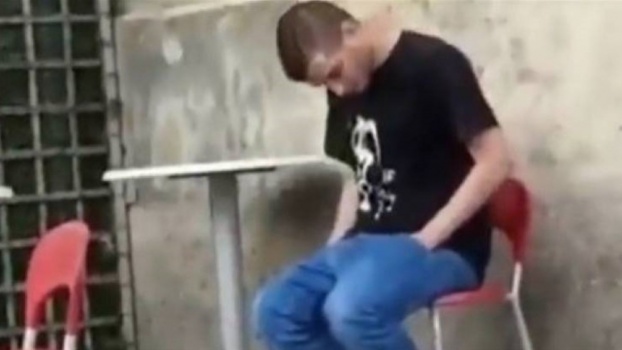 شاهد ماذا حصل لشاب غط في نوم عميق أثناء جلوسه !