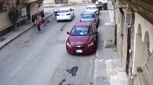 بالفيديو : رجل حاول خطف طفل وبيده ساطور في وضح النهار !