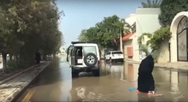 فتاة تستغل سيول جدة لممارسة هوايتها !