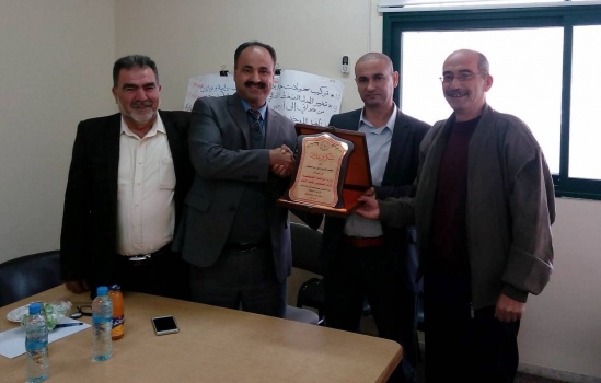 العميد أبو حنانة يسلّم مجلس قروي دير أبو ضعيف أوراق ملكية الأراضي التي تم إزالة الألغام منها