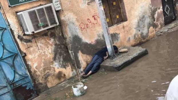 صور| صعقة كهربائية تقتل طفلاً في شوارع جدة الغارقة!