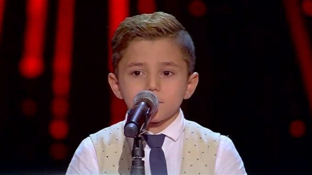بالفيديو – لماذا بكى الطفل الفلسطيني على مسرح "ذا فويس كيدز"!