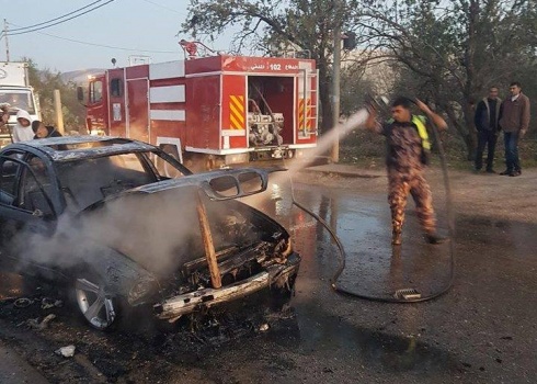 بالصور..دفاع مدني جنين يخمد حريق مركبتين