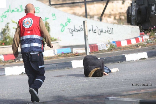 شاهد بالفيديو : لحظة اطلاق النار من مسافة الصفر على شاب بمواجهات مدخل البيرة الشمالي