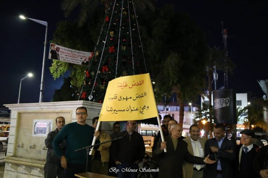 بالصور..إضاءة شجرة الميلاد في مدينة أريحا