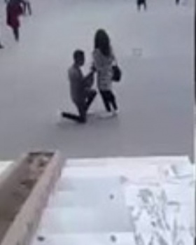 رد فعل فتاة طلب حبيبها الزواج منها داخل محطة وقود (فيديو)