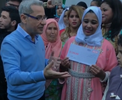 فيديو| مصطفى الآغا يسلم بائعة مغربية متجولة مليون دولار!