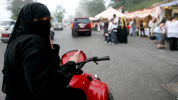 السماح للسعوديات بقيادة الدراجات النارية والشاحنات