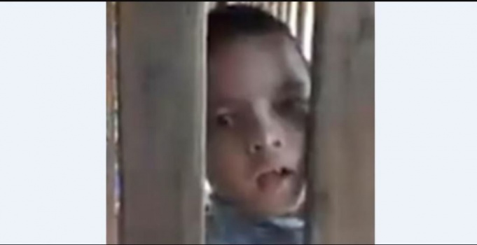 أب يحتجز طفله 5 سنوات في قفص خشبي.. وهذه ذريعته!!