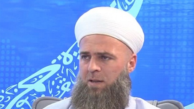 بالفيديو &ndash; شيخ تركي: "الشاب من دون لحية يُشبه النساء ويثير الرجال!"