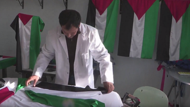 فيصل.. تونسي يصنع علم فلسطين ويوزعه مجانا