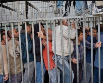اسرائيل تصادق على منع دخول الفلسطينيين المديونين