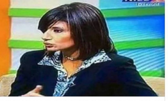 صورة| ظهور يد خلف مقعد مذيعة مصرية مباشرةً على الهواء... ما القصة؟