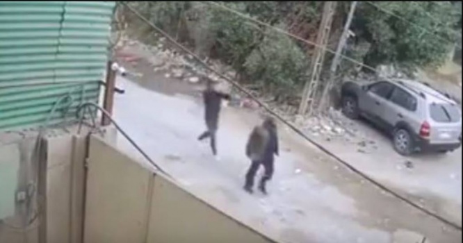 فيديو| شاب يقتل رجل مسن في الشارع بطريقة بشعة!