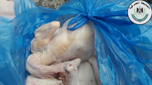 بالصور..ضبط وإتلاف 130 كغم دجاج غير صالح للاستهلاك الآدمي في محافظة الخليل