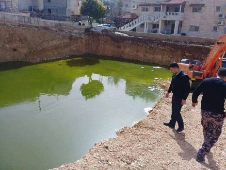 بالصور..الدفاع المدني يخطر ثلاث منازل وموقع بناء قيد الانشاء في حلحول