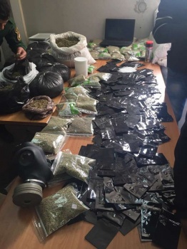 صور: الشرطة وباسناد الاجهزة الامنية تضبط 60 كغم مخدرات شرق نابلس