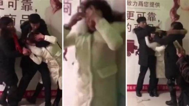 صور| مصارعة بين رجل وزوجته وحماته بعد القبض عليه مع عشيقته!