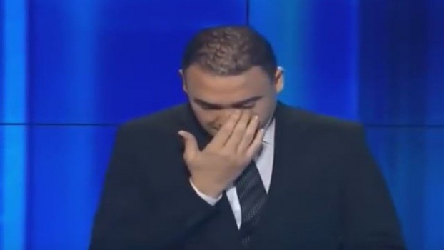 بالفيديو- مذيع عربي ينهار على الهواء عند قراءة خبر وفاة زميله!