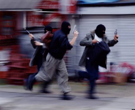 رجل يدعى 'صدام حسين' يسرق بنكاً!