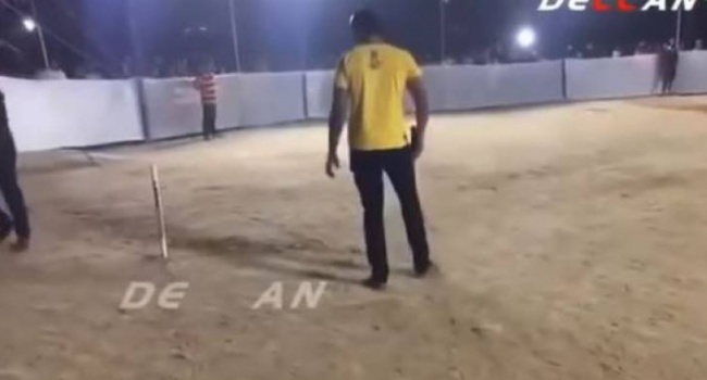 فيديو| لحظة وفاة شاب وسط الملعب بشكل مفاجئ!