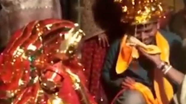 فيديو: مهندس أجبر على الزواج من شابةٍ لا يعرفها تحت تهديد السلاح!