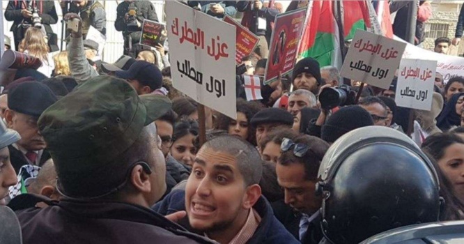 لأول مرة- متظاهرون يعترضون موكب البطريرك ثيوفيلوس
