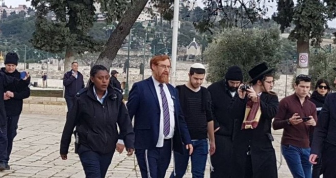 مستوطنون على رأسهم غليك يقتحمون الاقصى