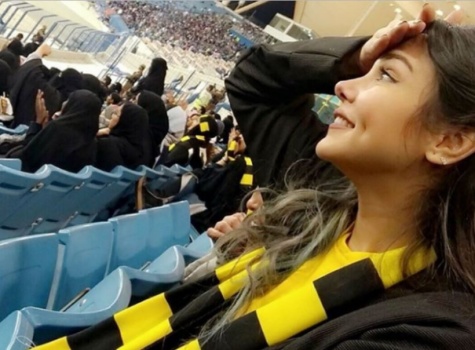 فيديو وصور| تعرفوا على هوية الفتاة التي جعلت الشعب كله يشجع الاتحاد!