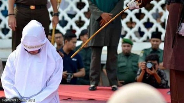 إندونيسيا: جلد عروسين بسبب ما فعلاه قبل الزواج