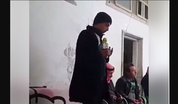 شاهد بالفيديو : حدث بإدلب.. وقف ينعى شقيقه الشهيد فوافته المنية في مجلس العزاء !