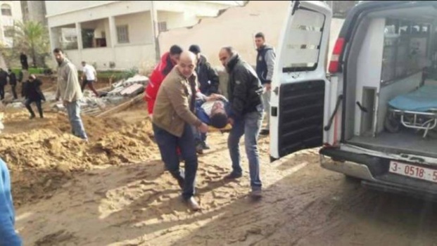 إصابات جراء انهيار حائط على عمال في غزة