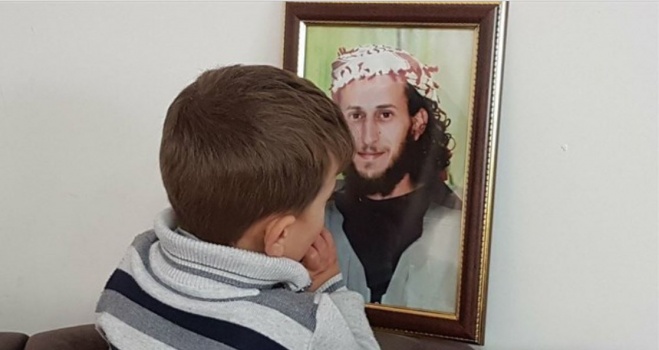 عام على احتجاز جثمان الشهيد القنبر والتنكيل بعائلته يزداد