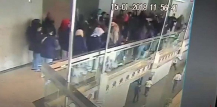 بالفيديو: لحظة انهيار طابق بمبنى بورصة جاكرتا واصابة العشرات