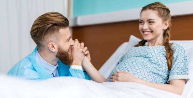لماذا يُعتبر إمساك الرجل ليد زوجتهِ أثناء الولادة هامٌ جداً؟