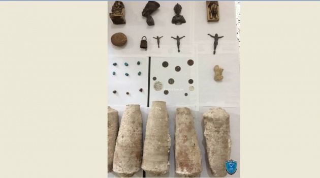 الشرطة تضبط 34 قطعة أثرية داخل منزل في الخليل