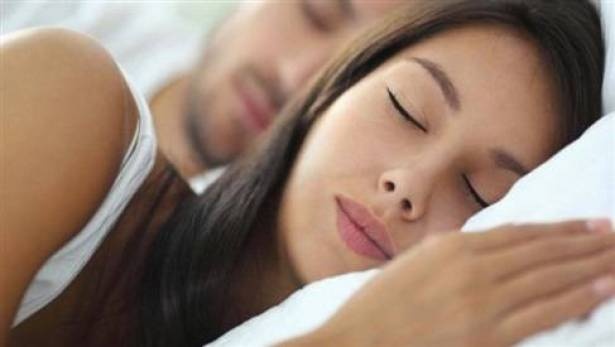 لماذا ينامُ بعض الاشخاص بكثرةٍ؟