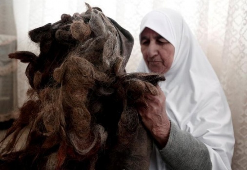 مسنة من طوباس تحتفظ بقصاصات شعرها منذ 67 سنة