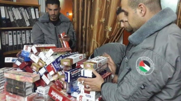 بالصور..ضبط كمية دخان مزور ومقلد داخل منزل قيد الإنشاء في جنين